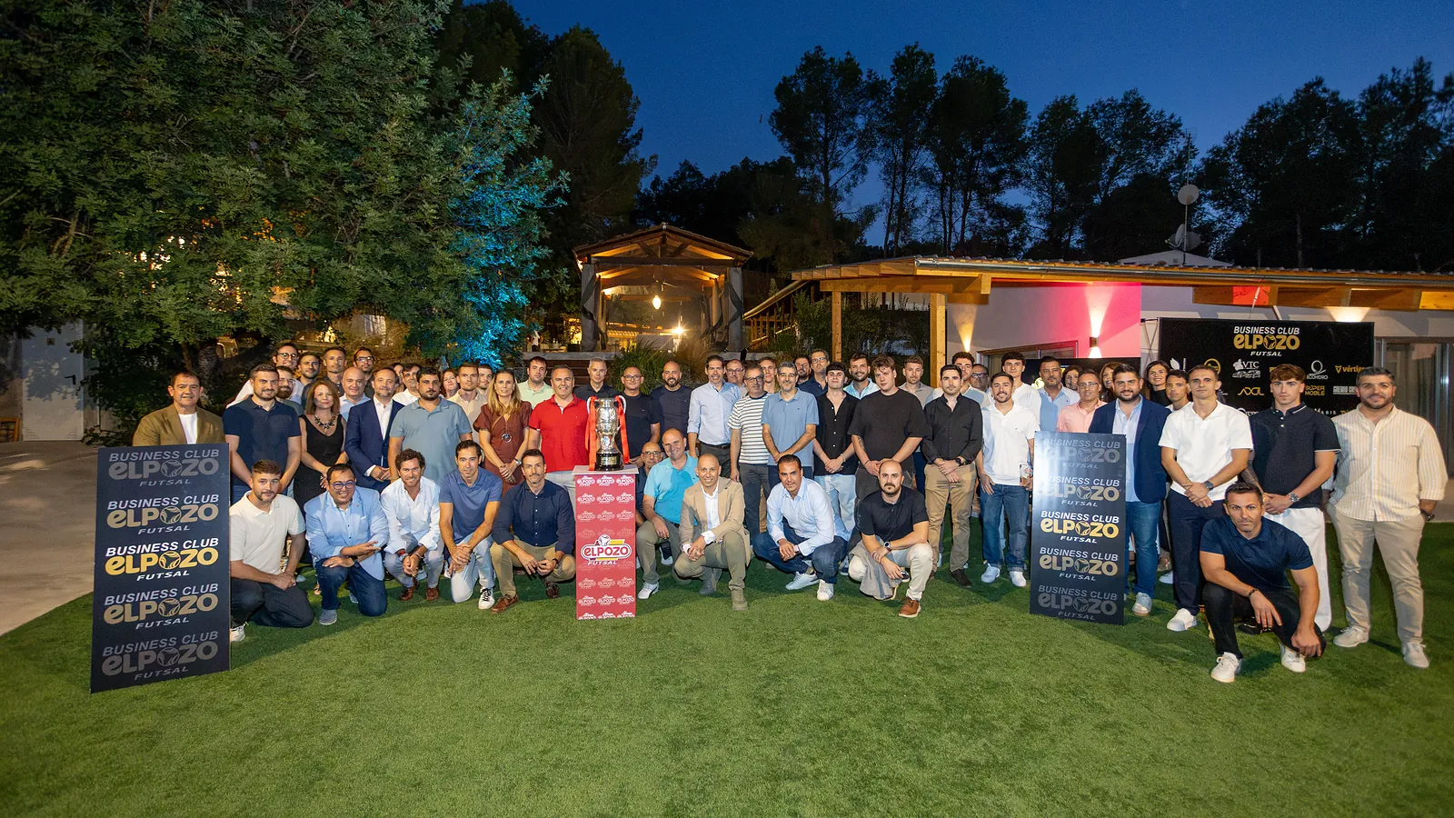 Foto de familia de las empresas de ElPozo Futsal Business Club en Dasos Finca