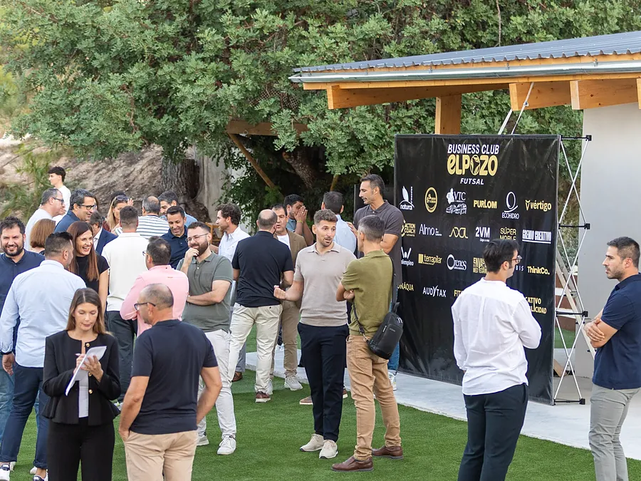 Empresas del club conversando antes de la presentación de la temporada