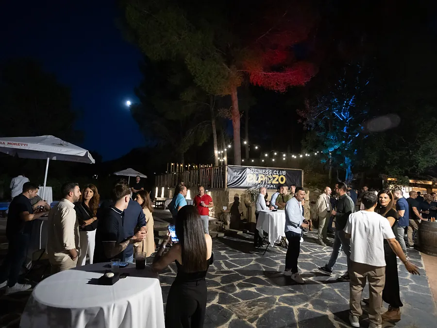 Ambiente de networking durante la noche