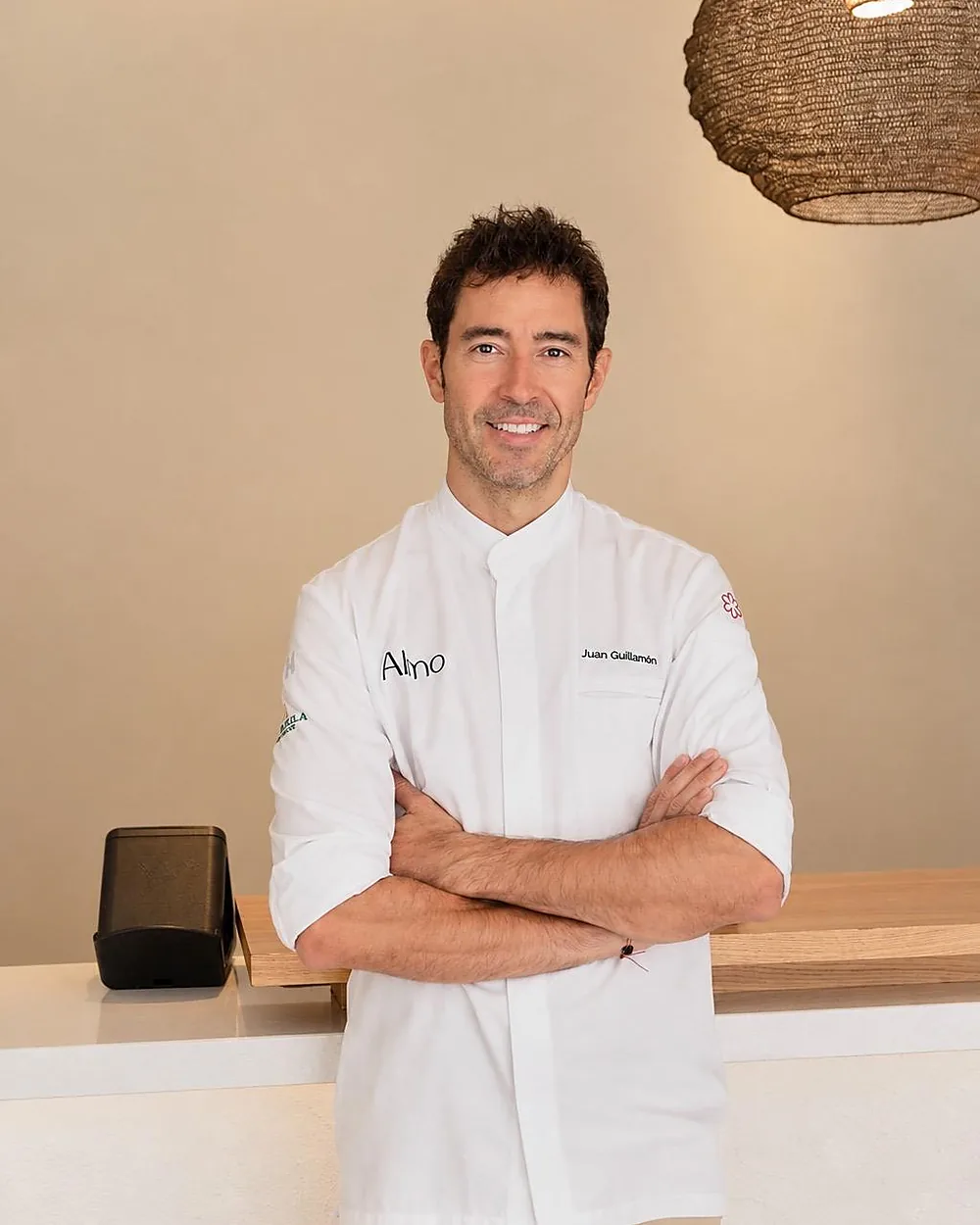 Juan Guillamón, chef del restaurante Almo, en la barra de su restaurante