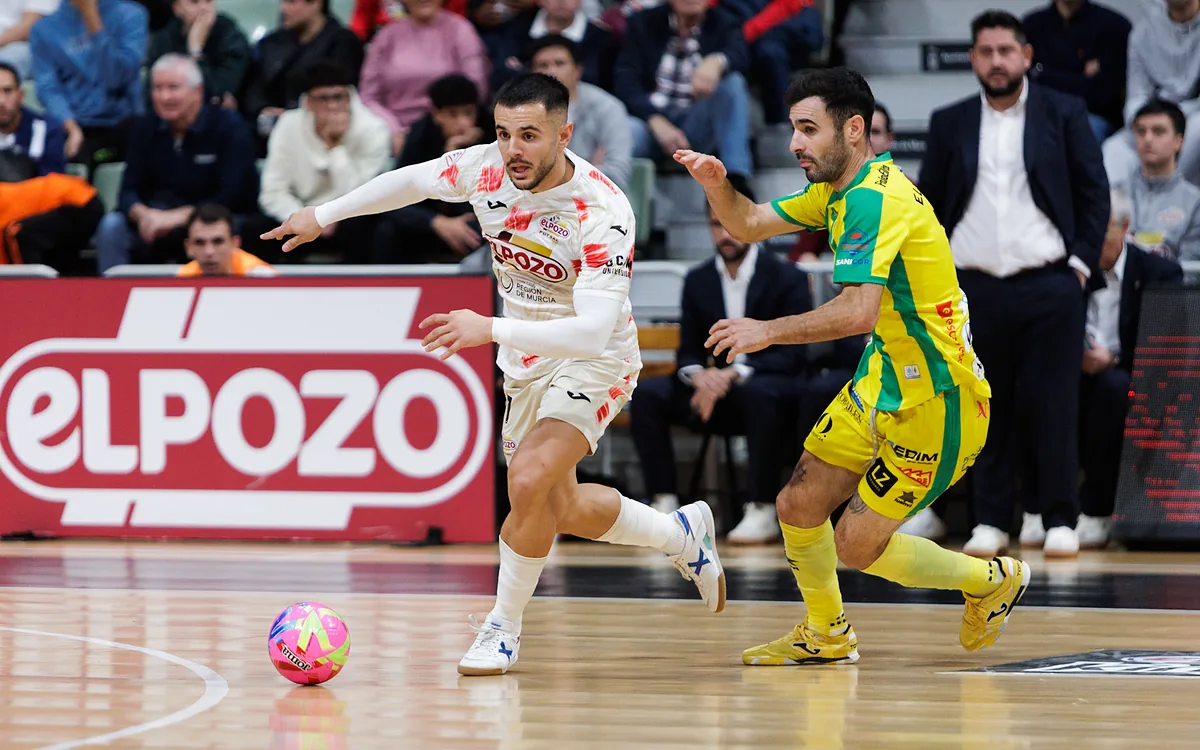 Jugador de ElPozo Murcia conduciendo el balón en el Palacio de los Deportes